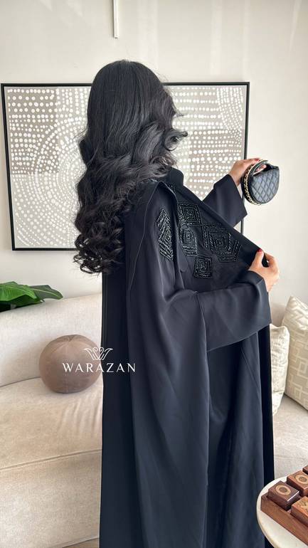 عباية عملية للعيد بشت شك بقصة أكتاف وأكمام مميزة