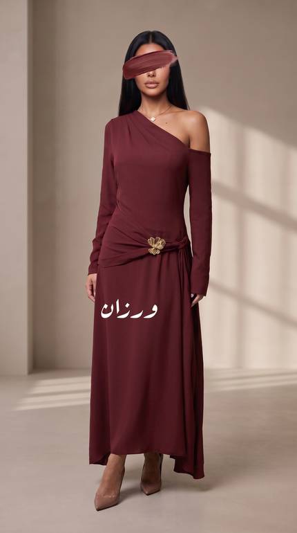 فستان بتصميم ناعم مزين بإبزيم ذهبي