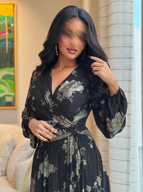 فستان انيق بتشجيرة وتخصير من الخصر 