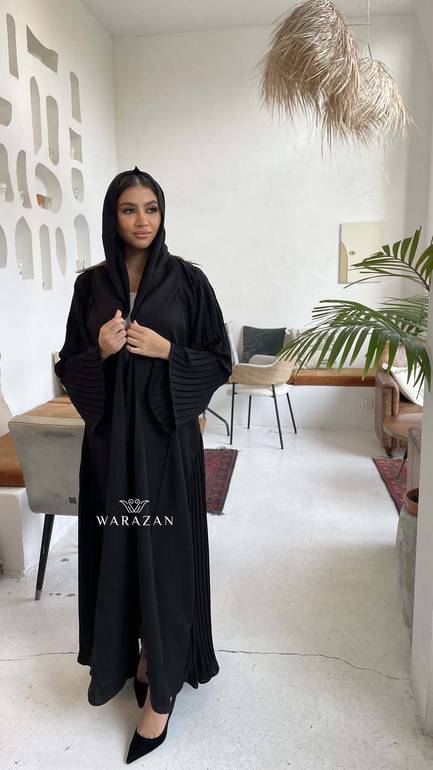 عباية رسمية للدوام بكسرات من الكم والجنب من قماش نيوكريب