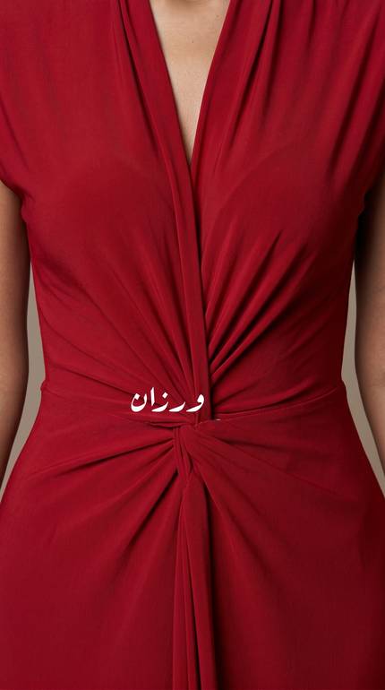 فستان ناعم بقصة من الخصر 