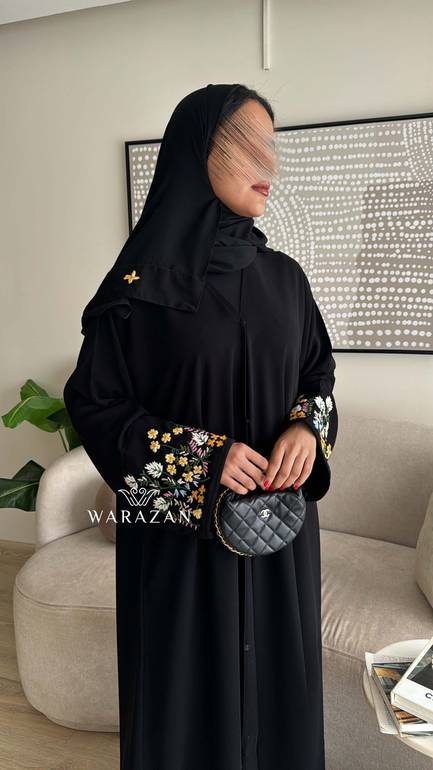 عباية أنيقة بتفاصيل جميلة بتطريز يدوي