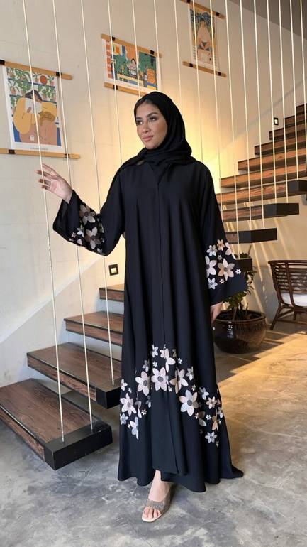 عباية انيقة ومطرزة