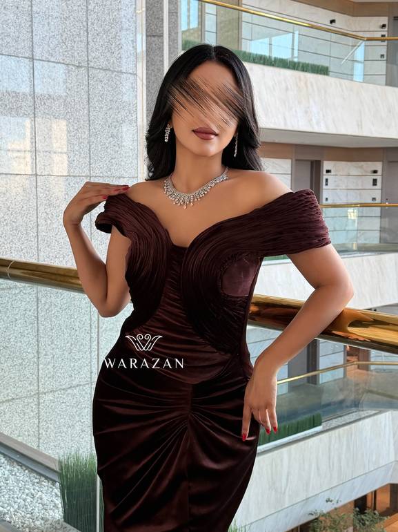 فستان سهرة مخمل بقصة صدر انيقة