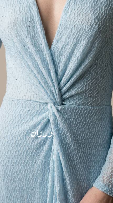 فستان ناعم بقصة ضيقة وتصميم ملتف