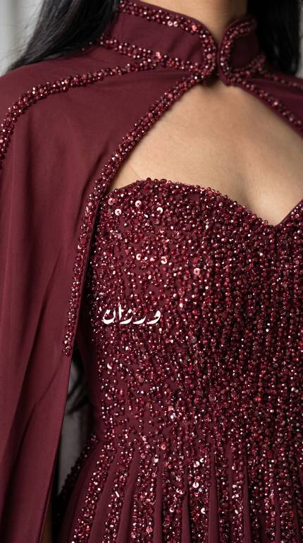فستان سهرة بقصة من الرقبة