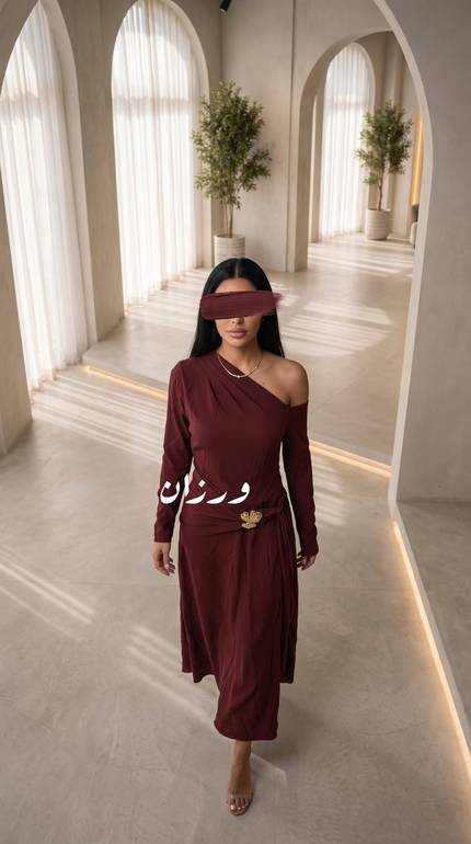 فستان بتصميم ناعم مزين بإبزيم ذهبي