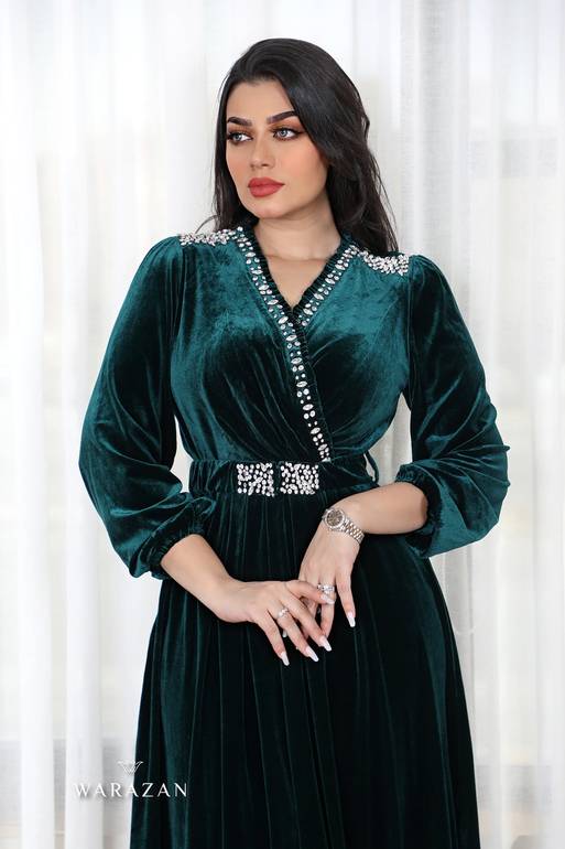 فستان مخمل بتطريز خرز