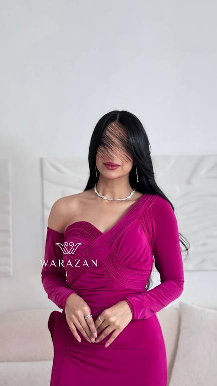 فستان سهرة بقصة من الصدر 