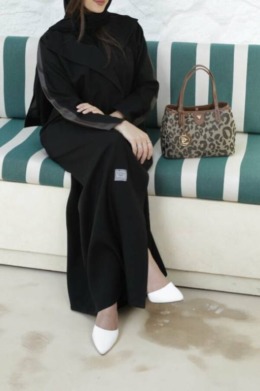 عباية كريب ملكي بجلد من الأكمام