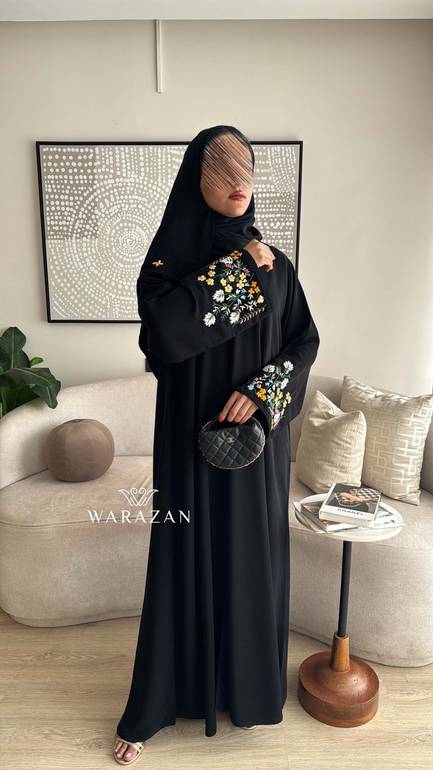 عباية أنيقة بتفاصيل جميلة بتطريز يدوي