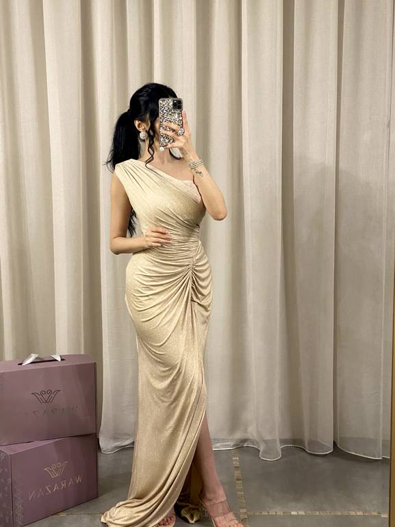 فستان سهرة ناعم وطويل بقصة من الخصر