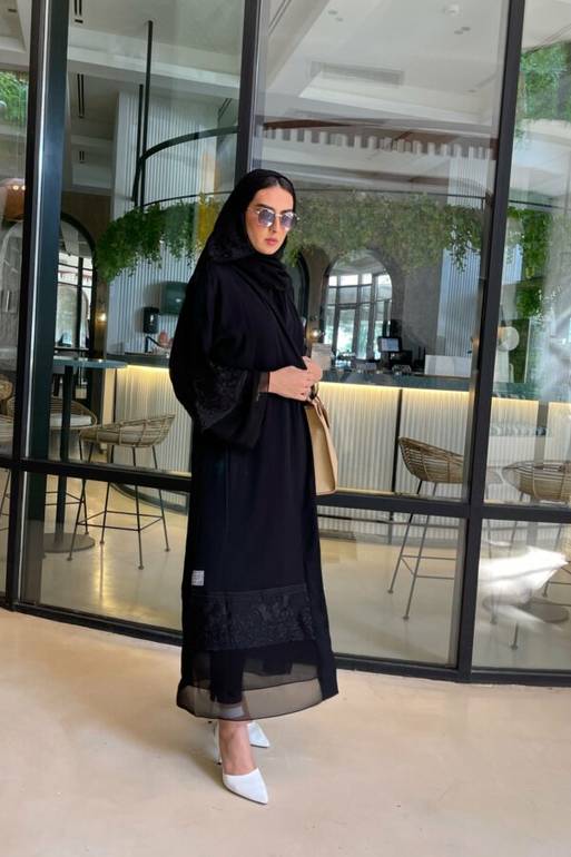 عباية كريب ملكي ب دانتيل من الاطراف