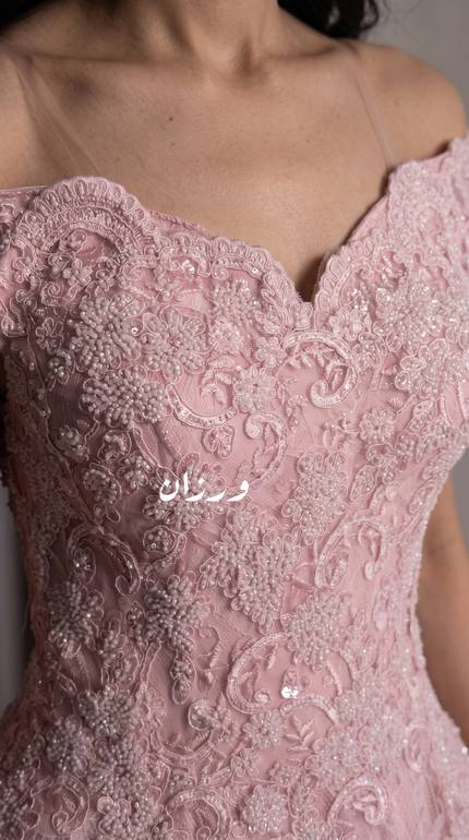 فستان سهرة وردي أوف شولدر بتطريز دانتيل فاخر