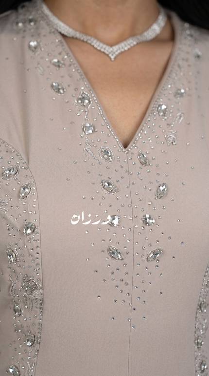 فستان سهرة بيج بأكمام طويلة وتطريز انيق 