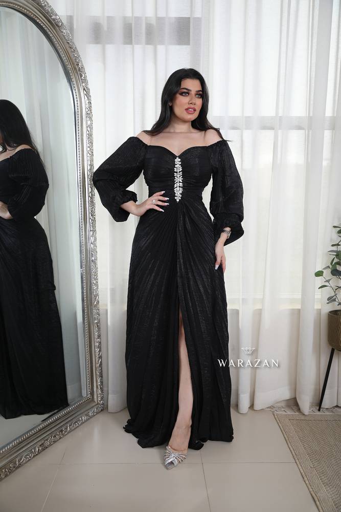 فستان سهرة بكسرات وخرز من الأمام