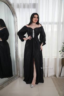 فستان سهرة بكسرات وخرز من الأمام