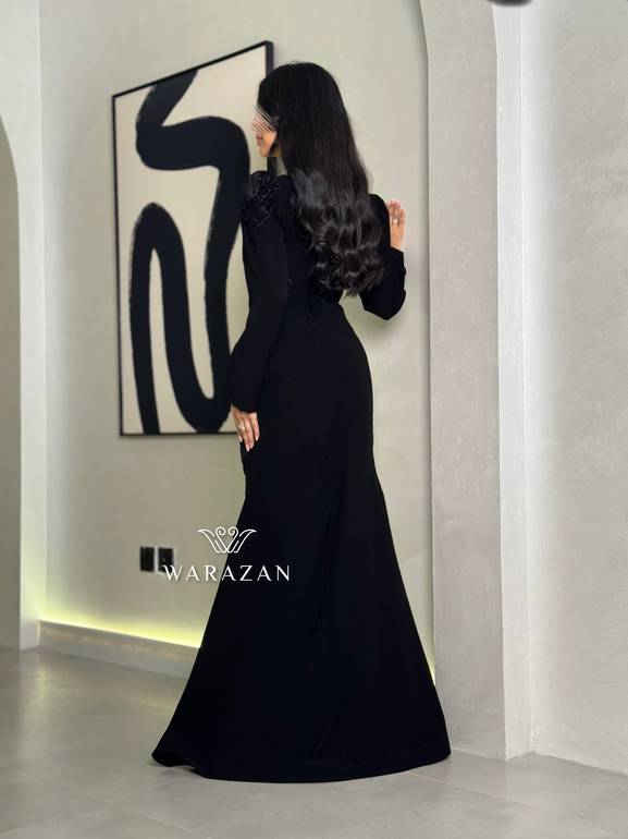 فستان سهرة أسود بتطريز فاخر بأكمام طويلة