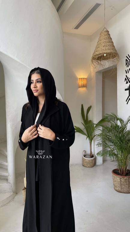 عباية رسمية بأزرار كريستال على الكم للعيد