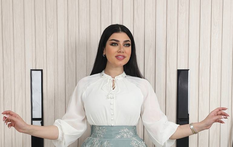 بلوزة  راقية بأكمام طويلة 