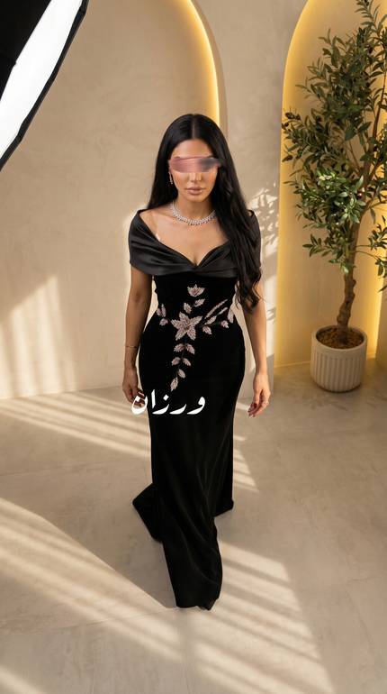 فستان سهرة مخمل أسود بكتف واسع وتطريز زهري 