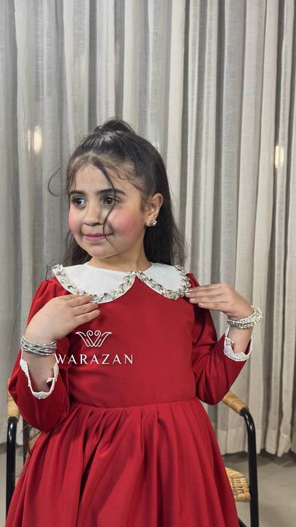 فستان بناتي بلون الاحمر والياقه البيضاء