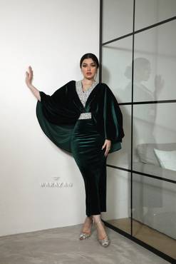 فستان مخمل مميز سترس وأكمام واسعة