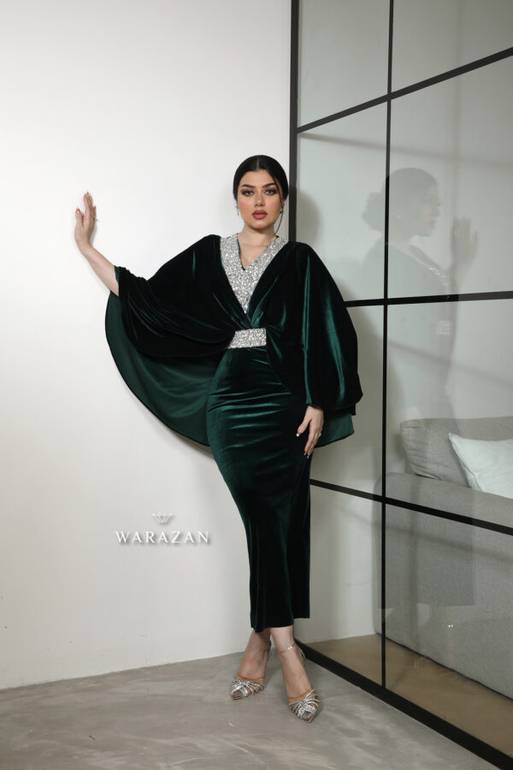 فستان مخمل مميز سترس وأكمام واسعة