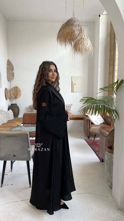 عباية رسمية للدوام بكسرات من الكم والجنب من قماش نيوكريب