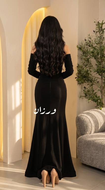 فستان سهرة أسود أوف شولدر بتطريز كريستال فضي 