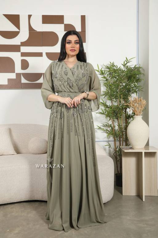 فستان سهرة طويل ناعم ساتر راقي بتطريز بألوان متعددة