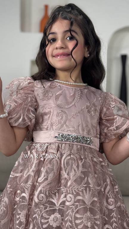 فستان انيق بتدخيلة دانتيل 