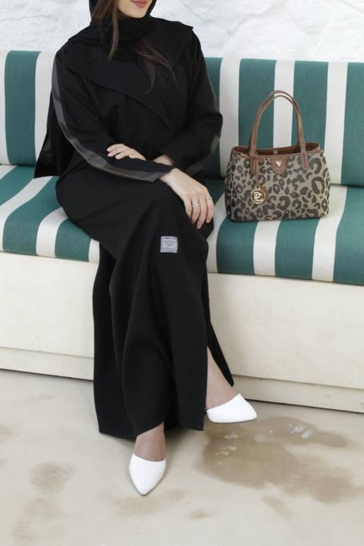 عباية كريب ملكي بجلد من الأكمام