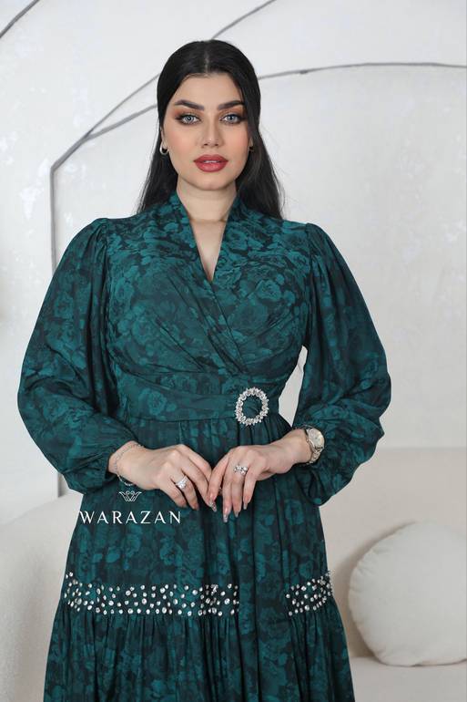 فستان طويل مشجر وساتر مع خرز 