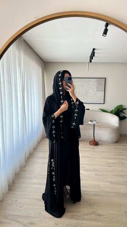 عباية إليجينت مطرزة
