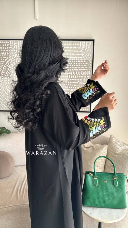 عباية سوداء بتطريز يدوي
