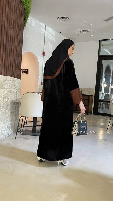 عباية شتوية مخمل بأساور كريب بني