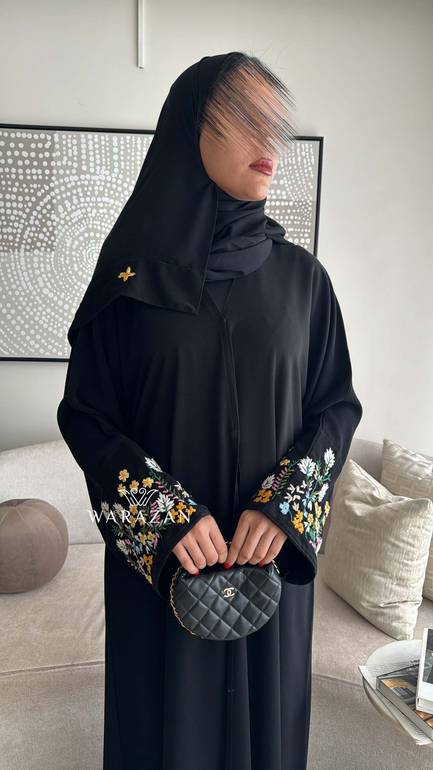 عباية أنيقة بتفاصيل جميلة بتطريز يدوي
