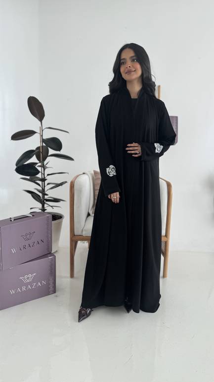 عباية بتطريز ورود من الخلف 