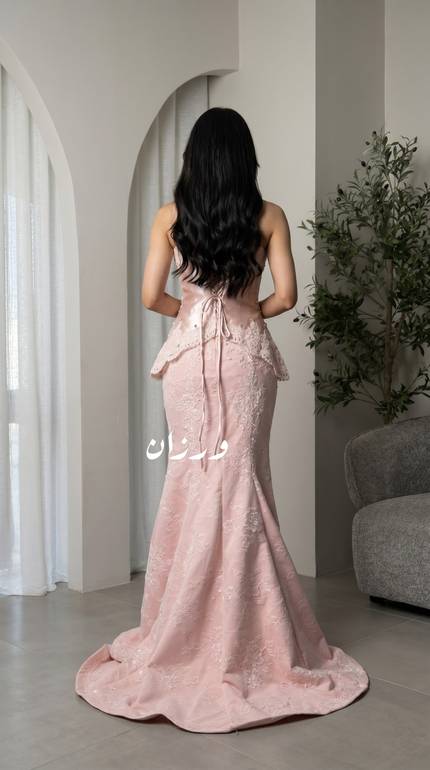 فستان سهرة وردي ميرميد بتطريز دانتيل فاخر