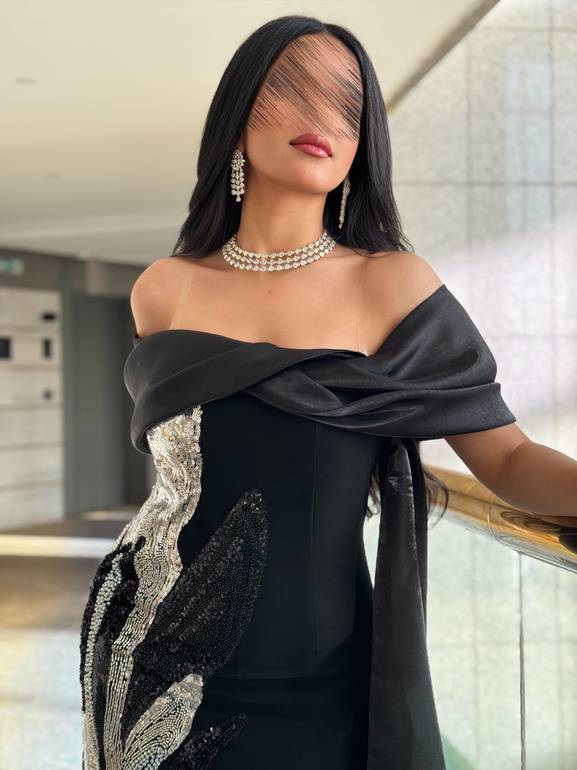 فستان سهرة ناعم مع كلفة 