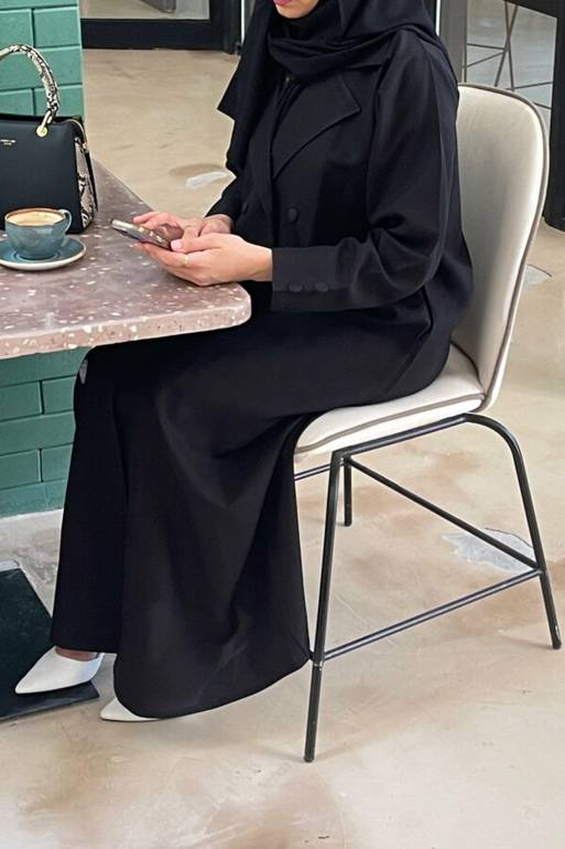 عباية عملية من قماش نيوليكرا مع ياقة بليزر