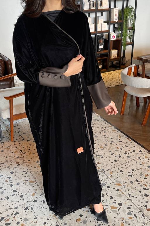 عباية شتوية مخمل مع أكمام رمادي مزينة بأزرار