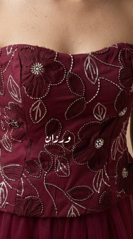 فستان سهرة أنيق بقصة ورد تل وبكسرات مميزة