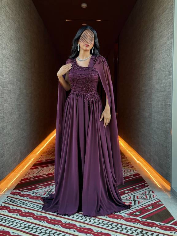 فساتين سهرة بأكمام طويلة مع كسرات ملكية
