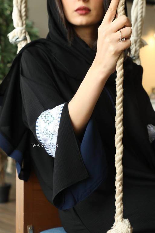 عباية كريب بلون كحلي من الاكمام