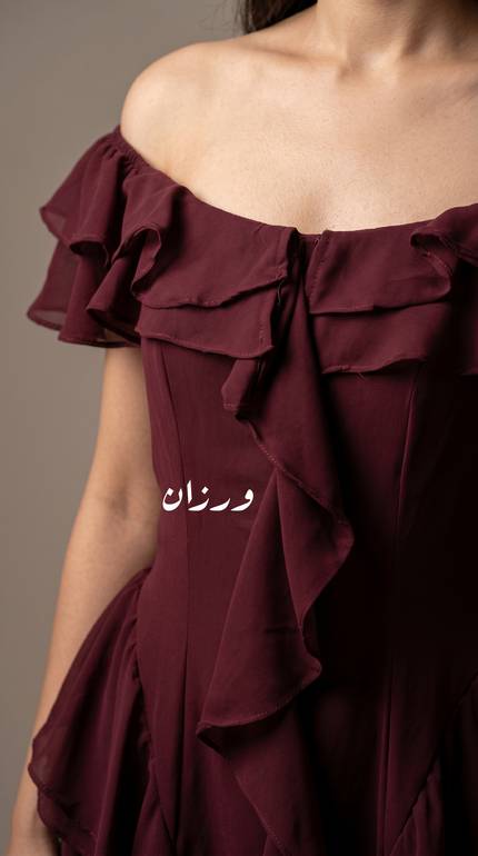 فستان ناعم بقصة من الكتف 
