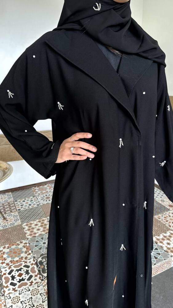 عباية كريب ملكي بتطريز موزع