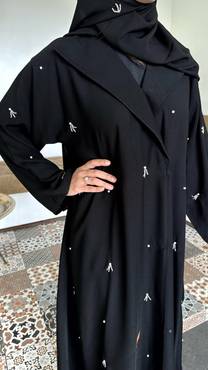 عباية كريب ملكي بتطريز موزع