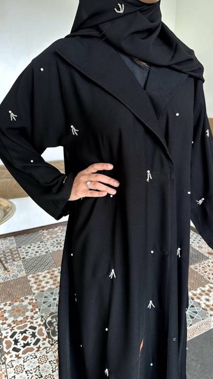 عباية كريب ملكي بتطريز موزع